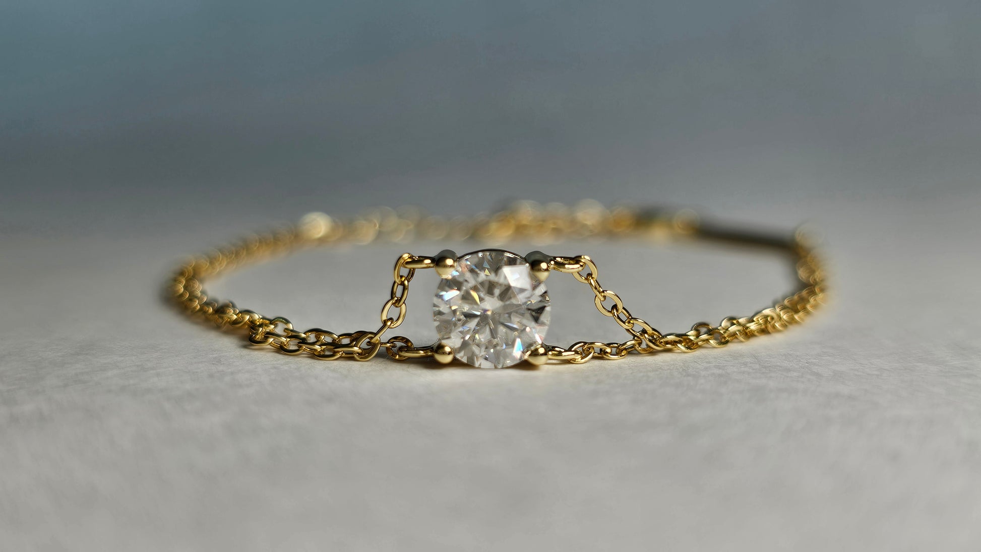 Pulsera de Doble Cadena con Moissanita de 1.0 ct (Color D) en Plata .925 - Tono Oro Amarillo
