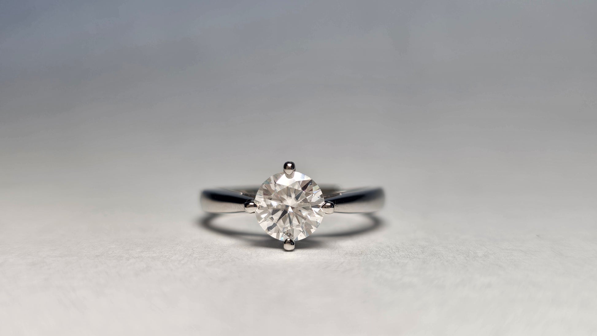 Anillo con Moissanita en Plata .925