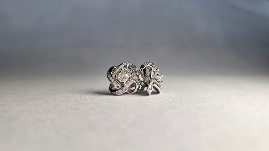 Aretes Flor Torcida con Moissanita de 4mm en Plata .925