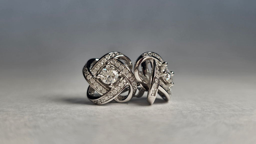Aretes Flor Torcida con Moissanita de 4mm en Plata .925