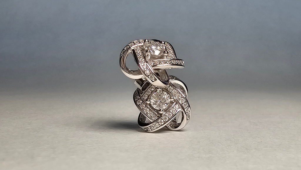Aretes Flor Torcida con Moissanita de 4mm en Plata .925