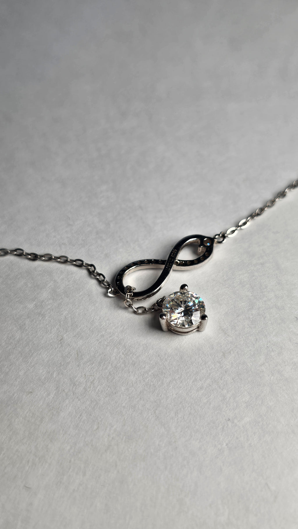 Collar Infinito en Plata .925 con Moissanita