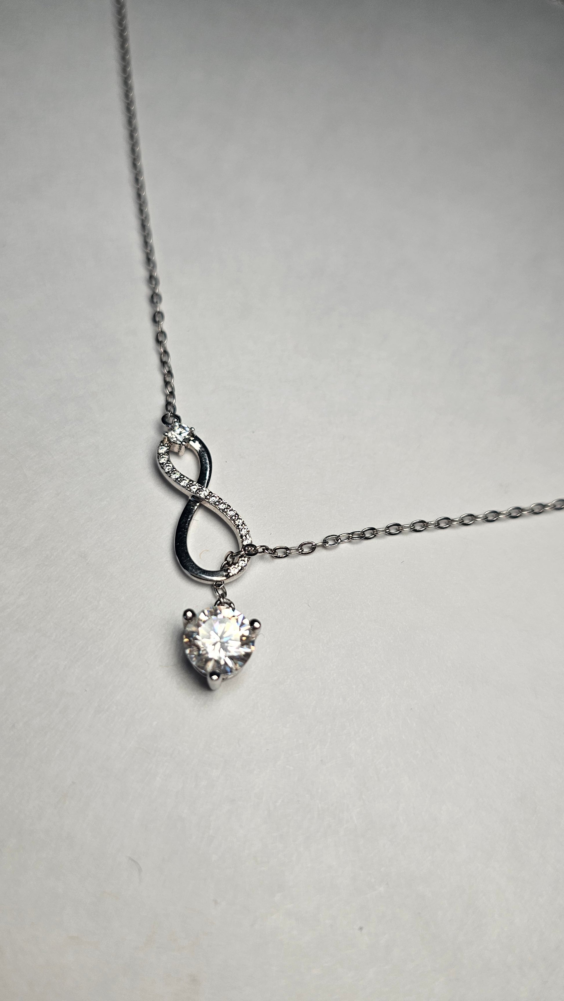 Collar Infinito en Plata .925 con Moissanita