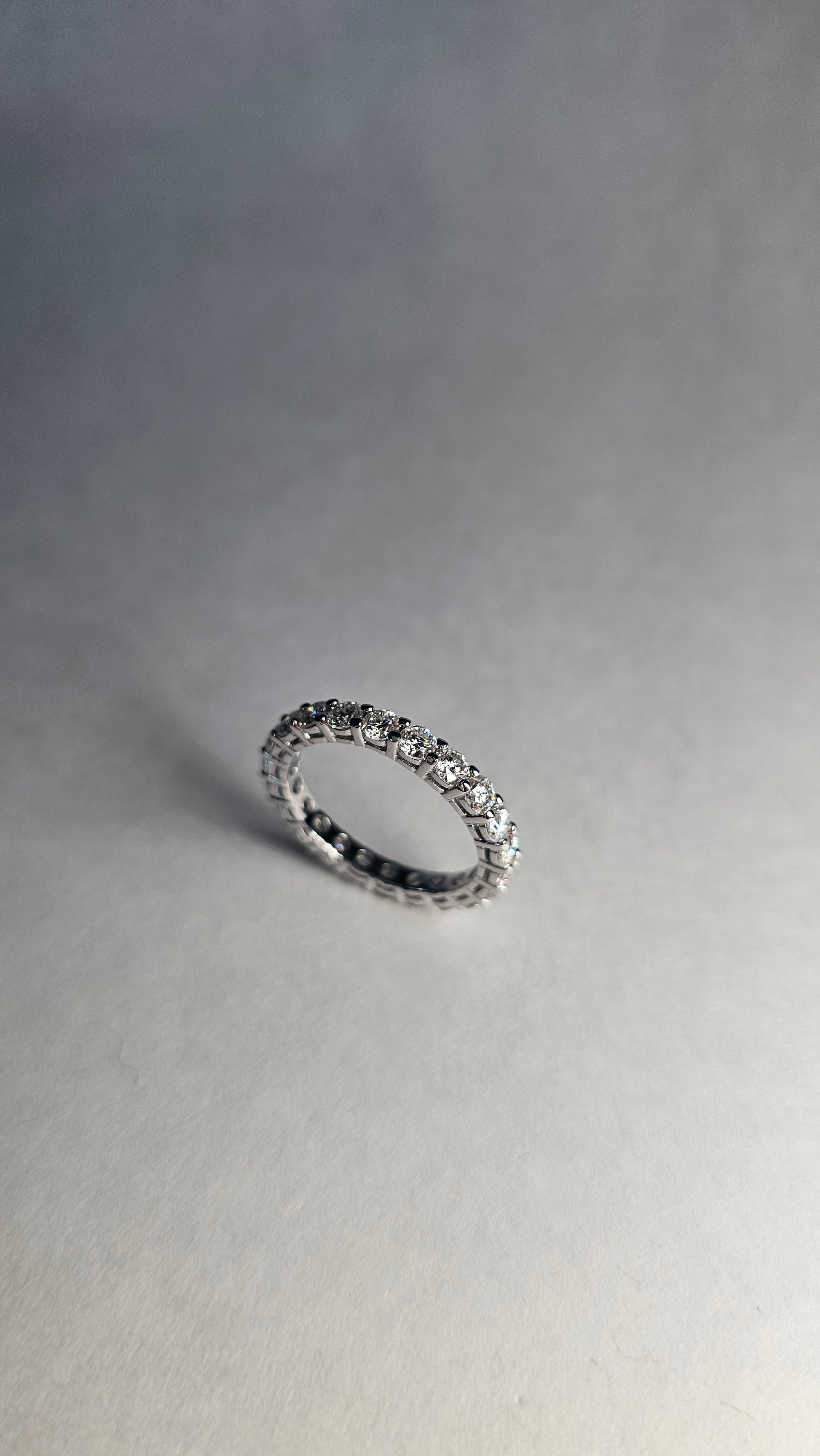 Anillo con Moissanita Redonda de 3mm en Plata .925 y Baño de Oro Blanco