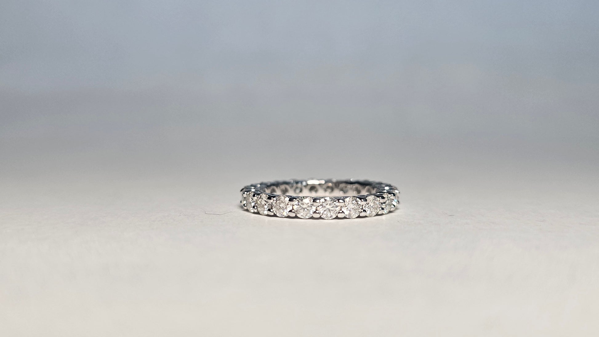 Anillo con Moissanita Redonda de 3mm en Plata .925 y Baño de Oro Blanco